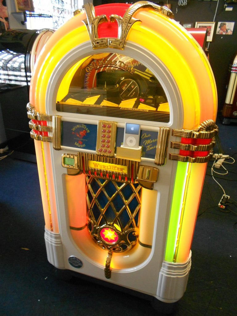 Wurlitzer OMT white ipod jukebox